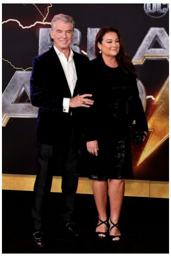 La femme de Pierce Brosnan sous le feu des éloges : ce qui a changé