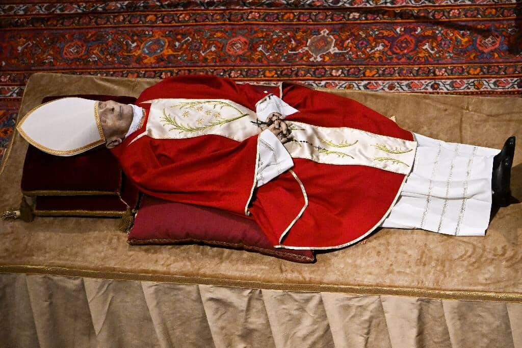 Le mystère de la marque sombre sur le visage du Pape François : ce que révèlent les spécialistes