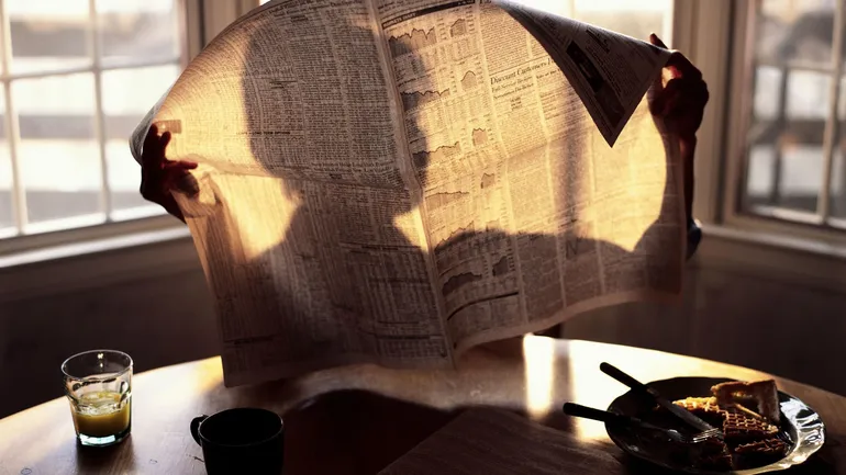 Vieille coupure de journal jaunie avec un article sur un événement dramatique dans une maternité