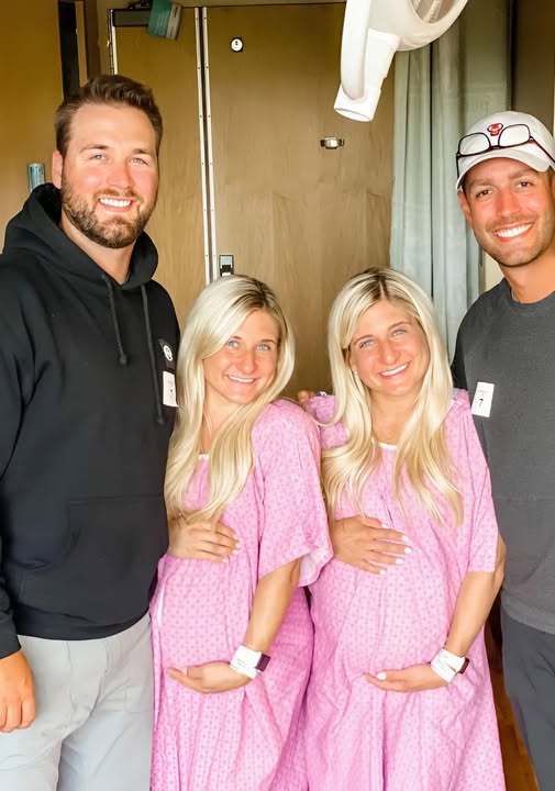 Les deux nouveau-nés, paisiblement allongés côte à côte, peu après leur venue au monde