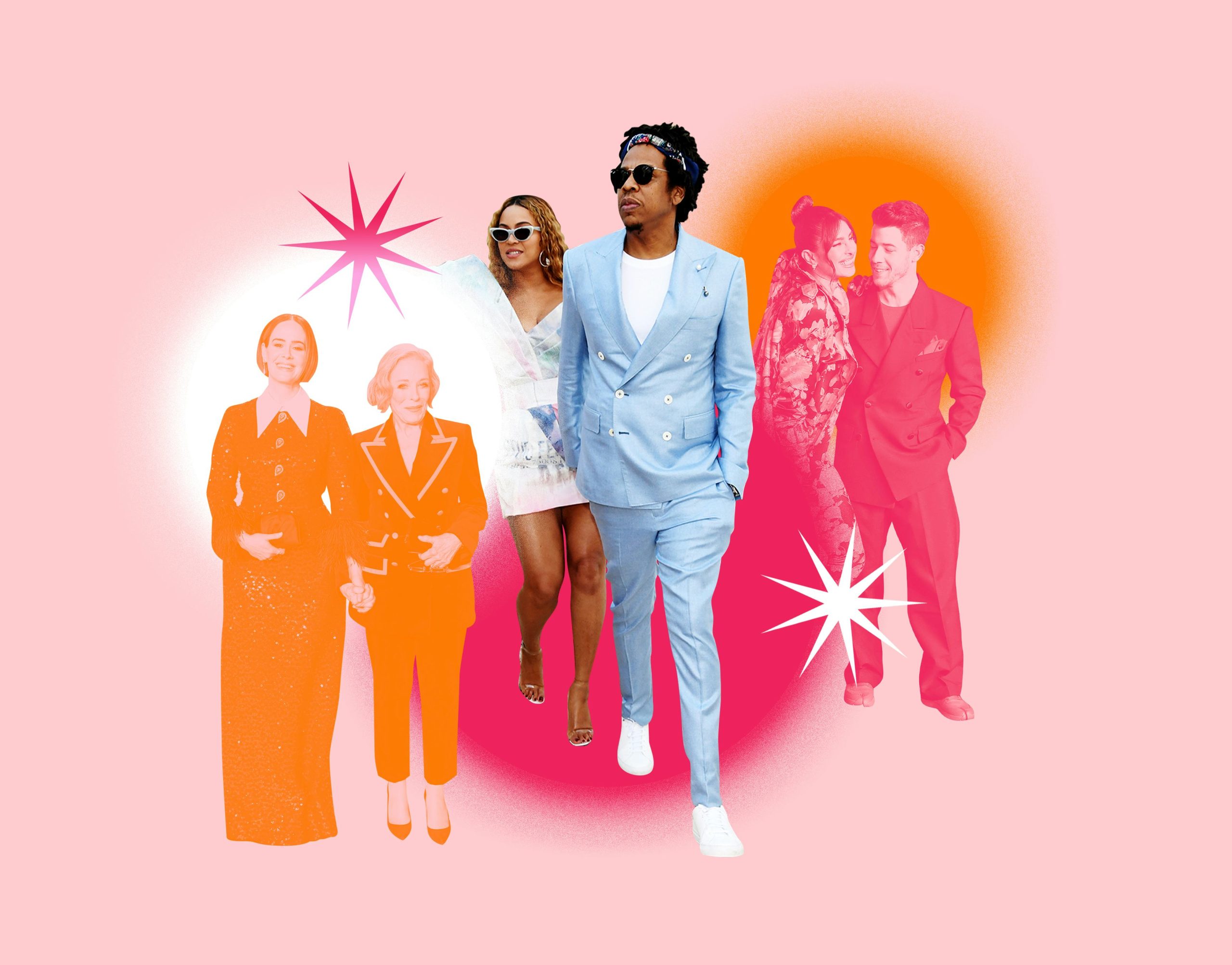 Couple souriant avec une différence d'âge visible, assis ensemble sur un canapé