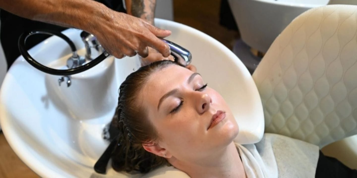 Shampoing : tous les combien faut-il vraiment y passer, d'après un dermatologue ?