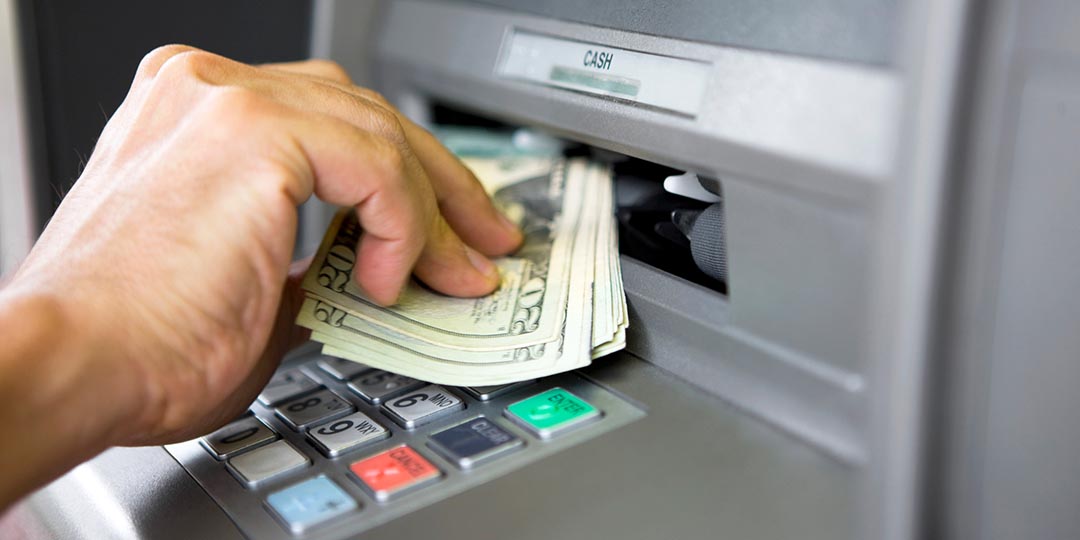 Distributeur bancaire : ce réflexe tout simple avant d’insérer votre carte qui peut vous sauver