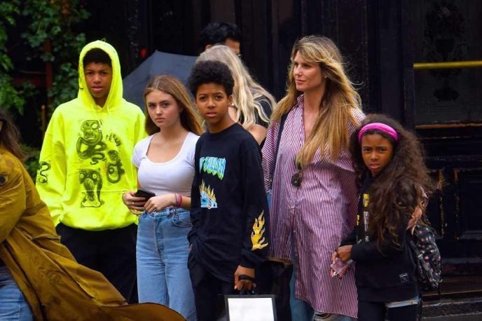 Les enfants d'Heidi Klum et Seal posant ensemble.