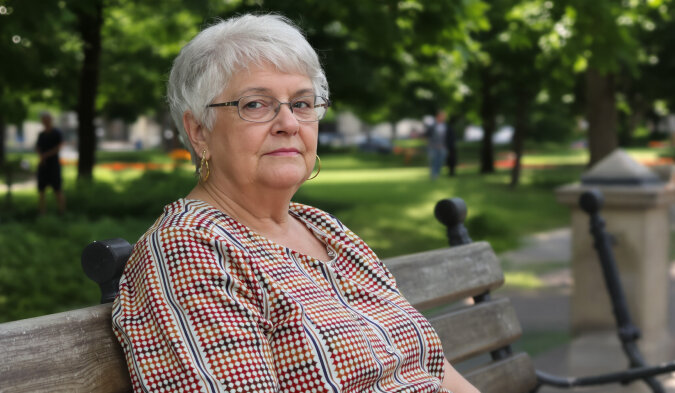 Une grand-mère et son petit-fils partageant un moment de complicité.