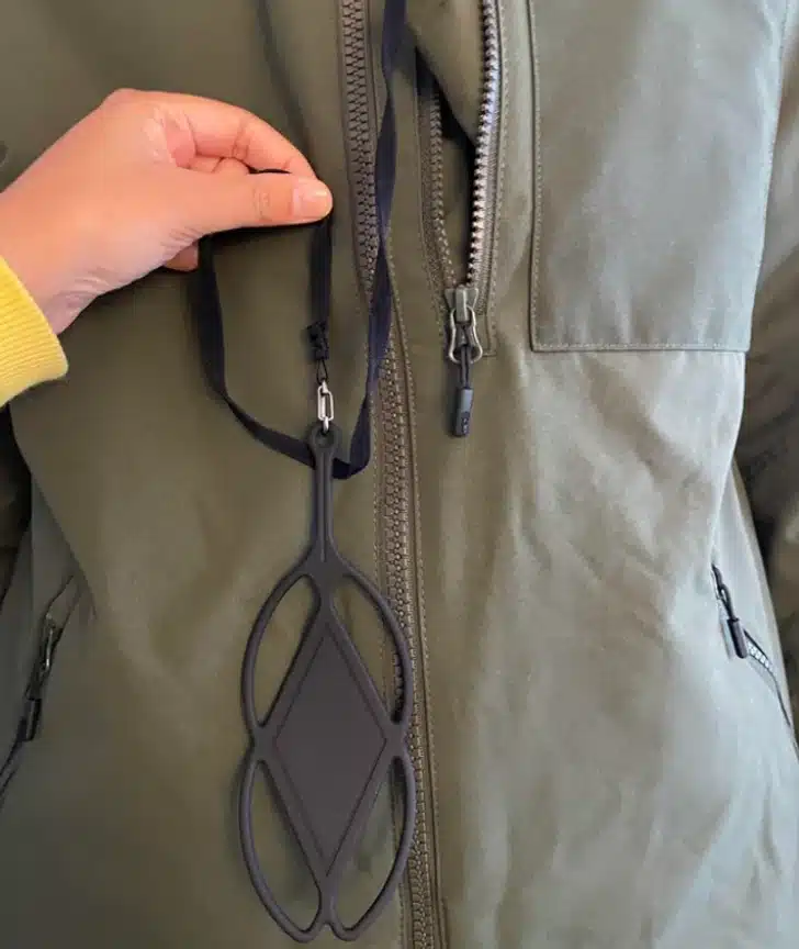 Cordon noir avec embout en caoutchouc dans une veste