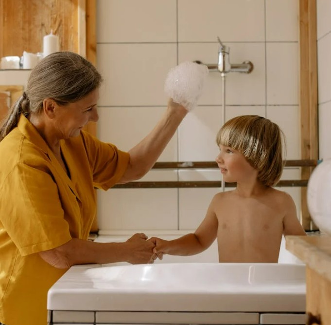 Rides d'expression souriantes au coin des yeux d'une femme âgée
