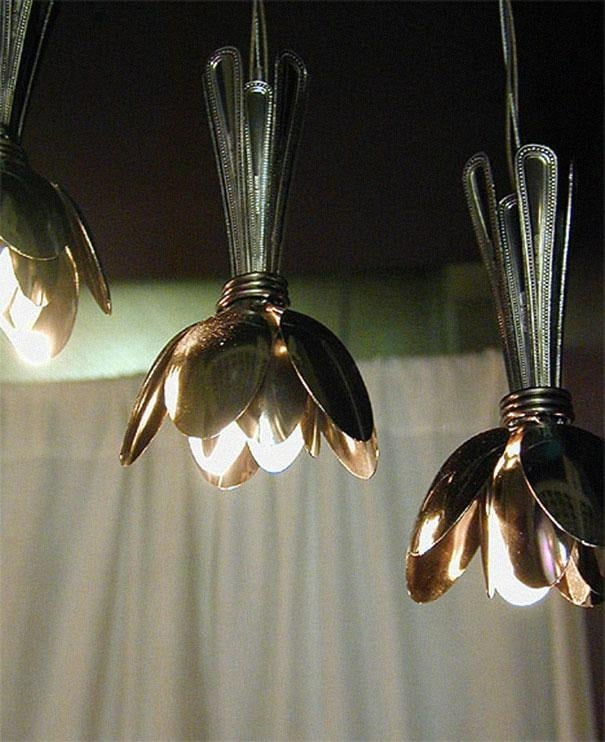 Lustre réalisé à partir de cuillères en métal recyclées