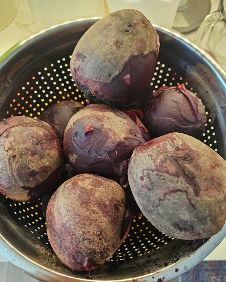 Betterave crue coupée en deux, révélant sa couleur violette intense