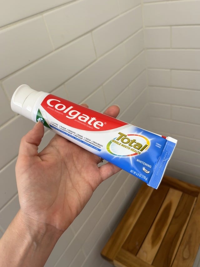 Le dentifrice, votre allié surprenant pour dire adieu aux cafards et fourmis