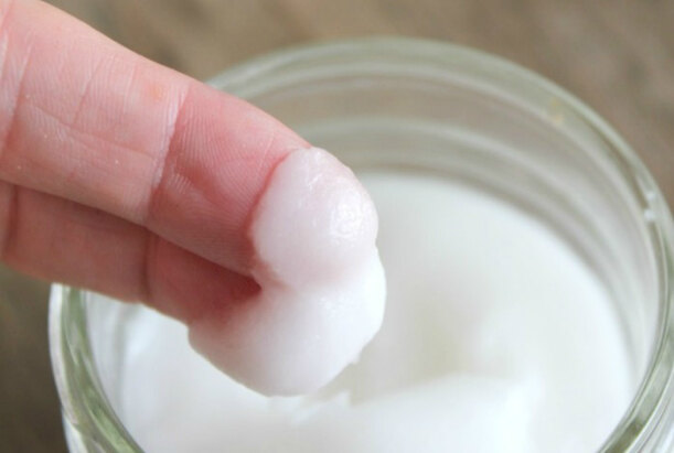 Ingrédients naturels pour un soin maison : huile et bicarbonate