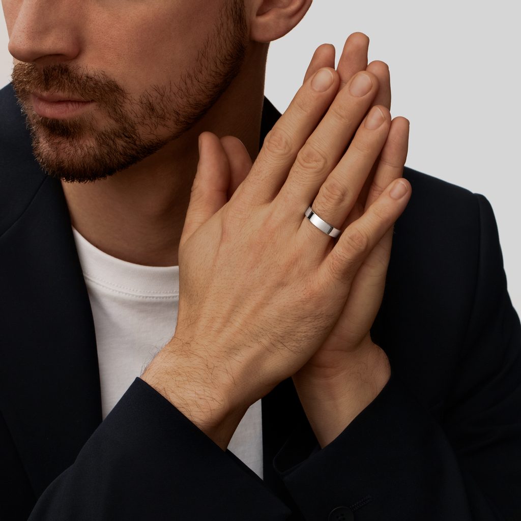 Bague moderne portée main droite