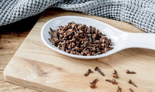 Pieds dans une bassine avec des clous de girofle