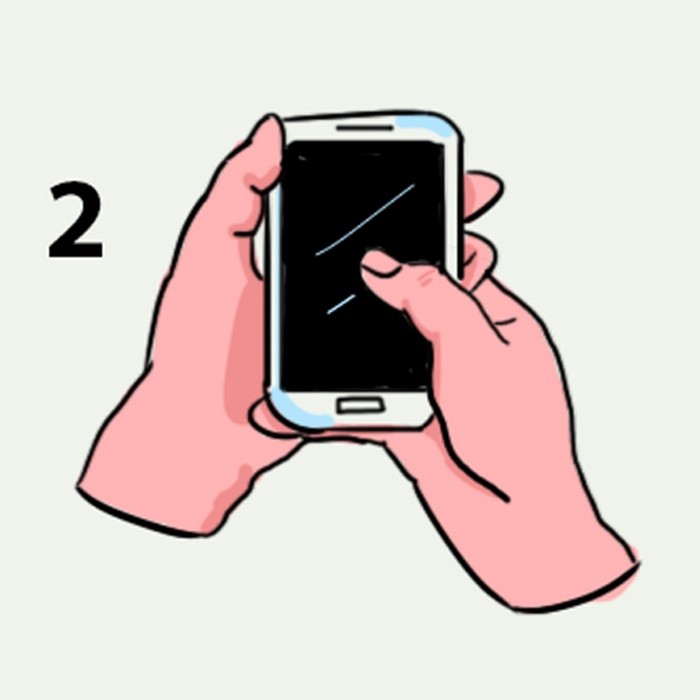 Personne tenant son téléphone à deux mains et écrivant avec un seul pouce