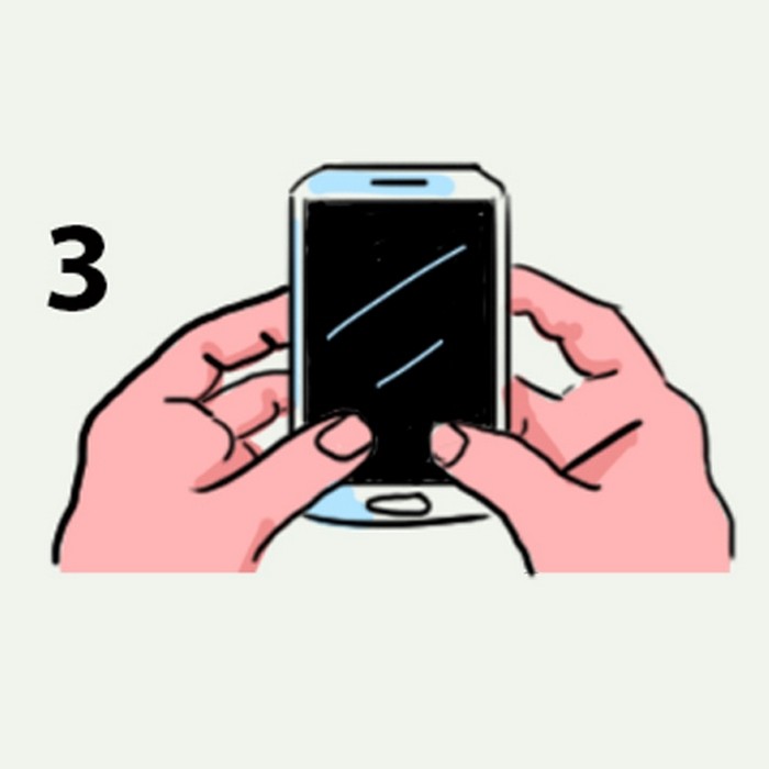 Personne tapant rapidement sur un téléphone tenu à deux mains, utilisant les deux pouces