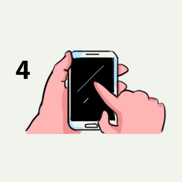 Personne tenant son téléphone d'une main et tapant avec l'index de l'autre main