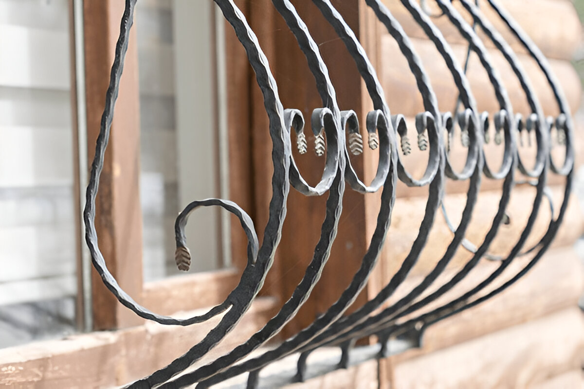 Artisan installant une grille de fenêtre