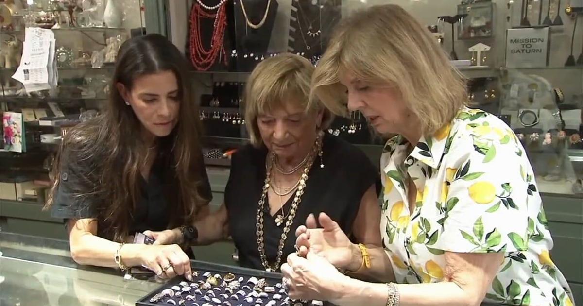 Une femme âgée souriante, active et pleine de vie