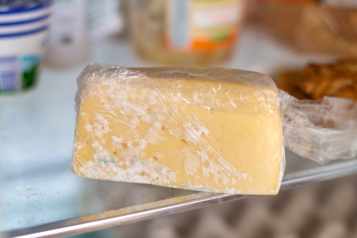 Aliments moisis dans un frigo