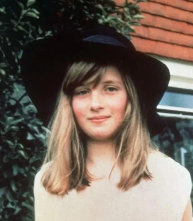 Jeune Diana souriante lors de vacances en 1971