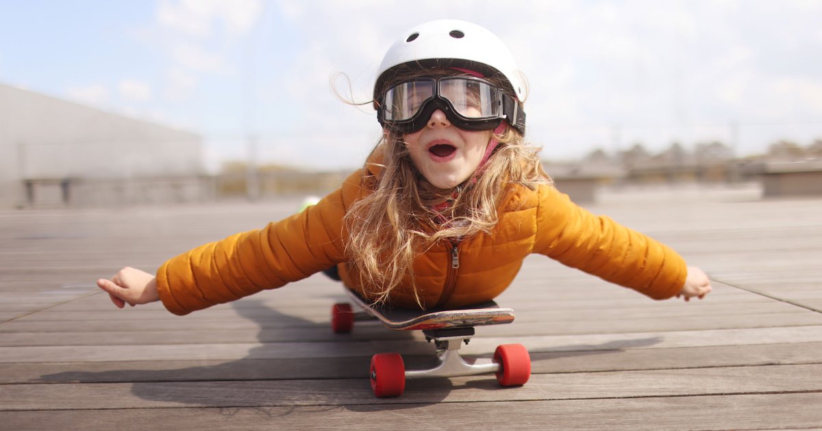 Une personne âgée contemplant un coucher de soleil, symbole de rêve et de projets.
