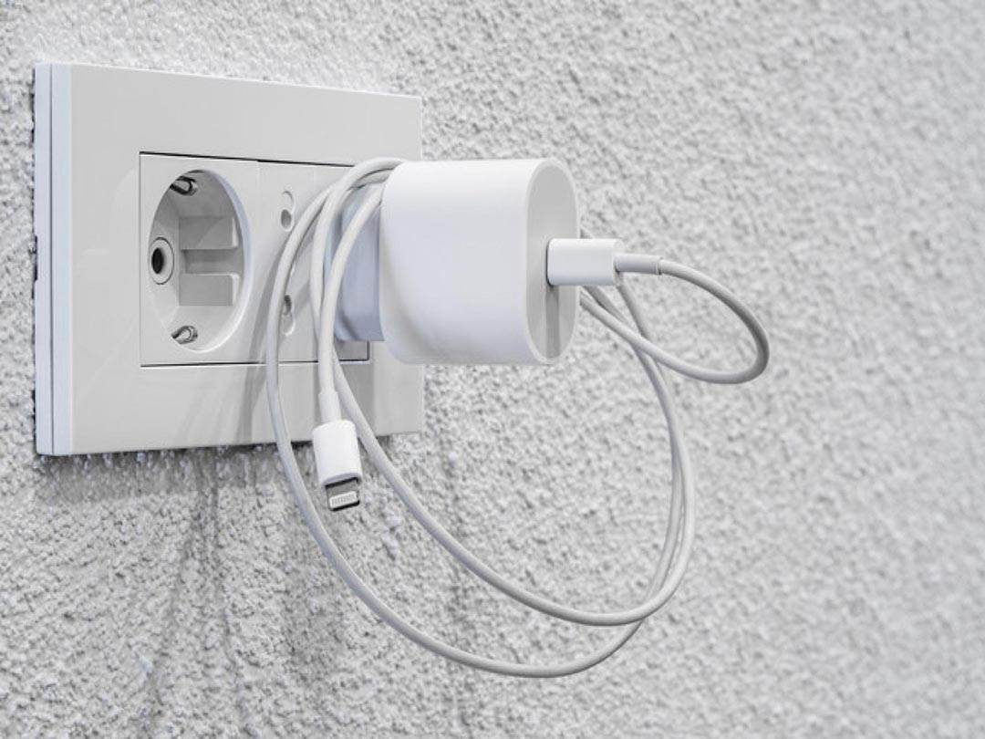 Chargeur branché à vide : ces trois dangers silencieux qui guettent votre maison