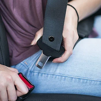 Le petit détail méconnu sur votre ceinture de sécurité : à quoi sert ce mystérieux bouton rond qui passe inaperçu ?