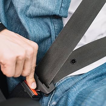 Le petit détail méconnu sur votre ceinture de sécurité : à quoi sert ce mystérieux bouton rond qui passe inaperçu ?