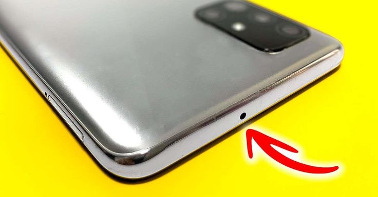 Détail du petit orifice microphone sur un smartphone