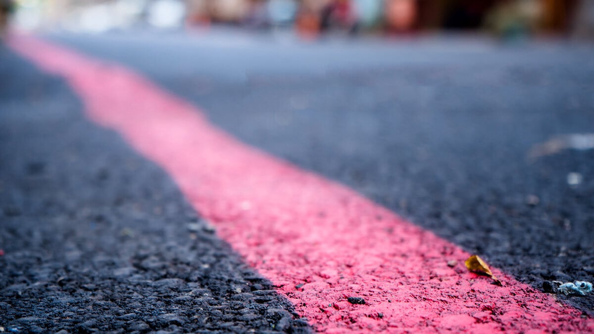 Attention, automobilistes : ce marquage rouge inédit sur les routes françaises pourrait bien vous surprendre (et vous coûter cher)