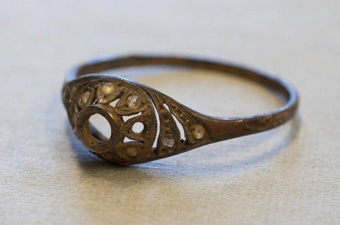 Un secret enfoui dans une tasse d’Auschwitz refait surface après 70 ans d’exposition silencieuse