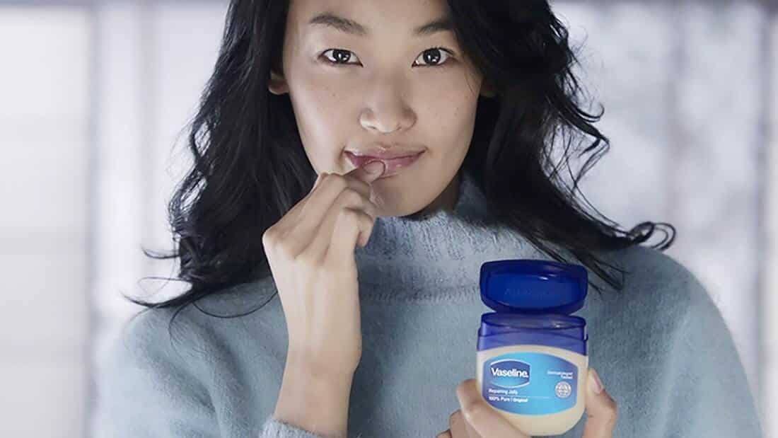 Le petit pot miracle : 10 usages insoupçonnés de la vaseline qui vont transformer votre routine