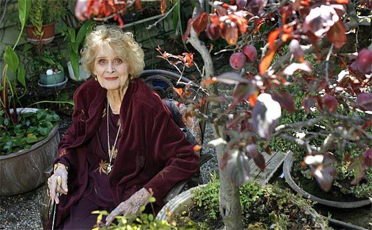 Gloria Stuart plus âgée, souriante et artiste