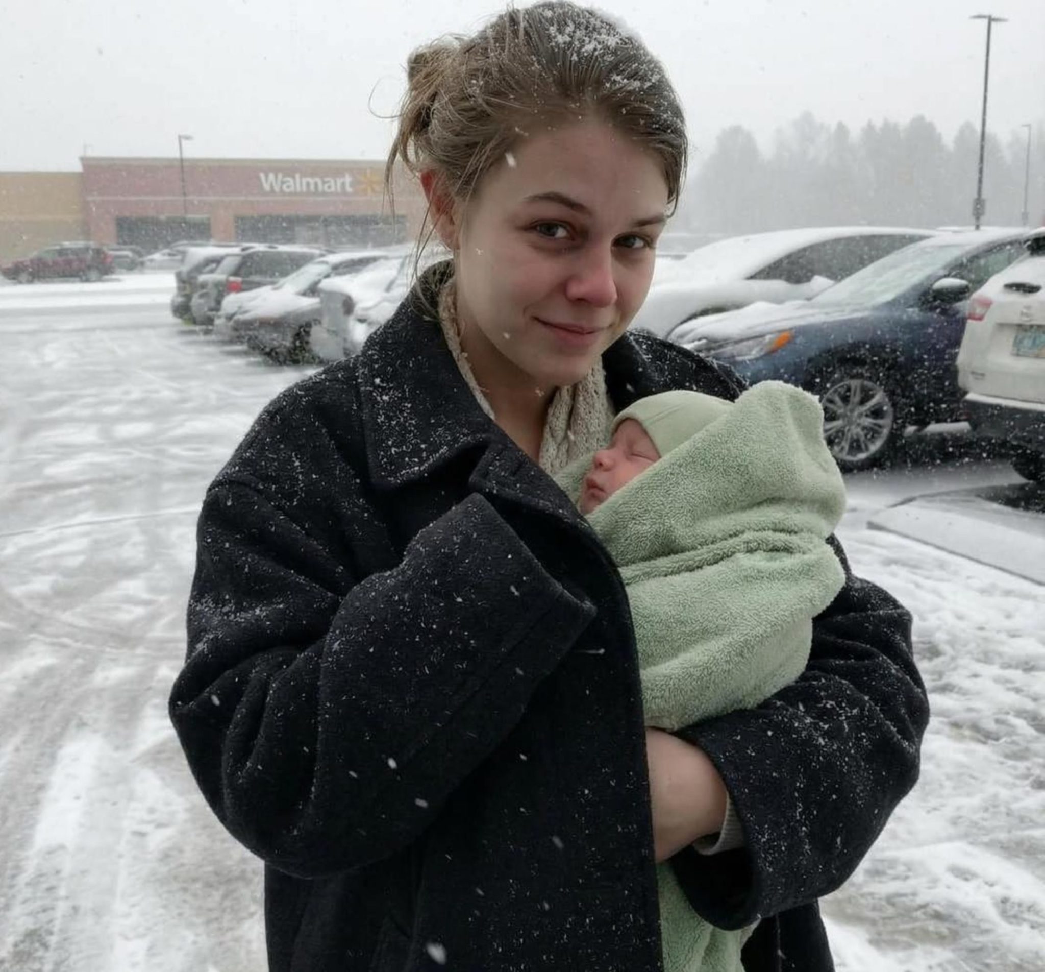Porte d'entrée d'une maison, avec une ombre de visiteurs, créant une atmosphère d'attente et de mystère.