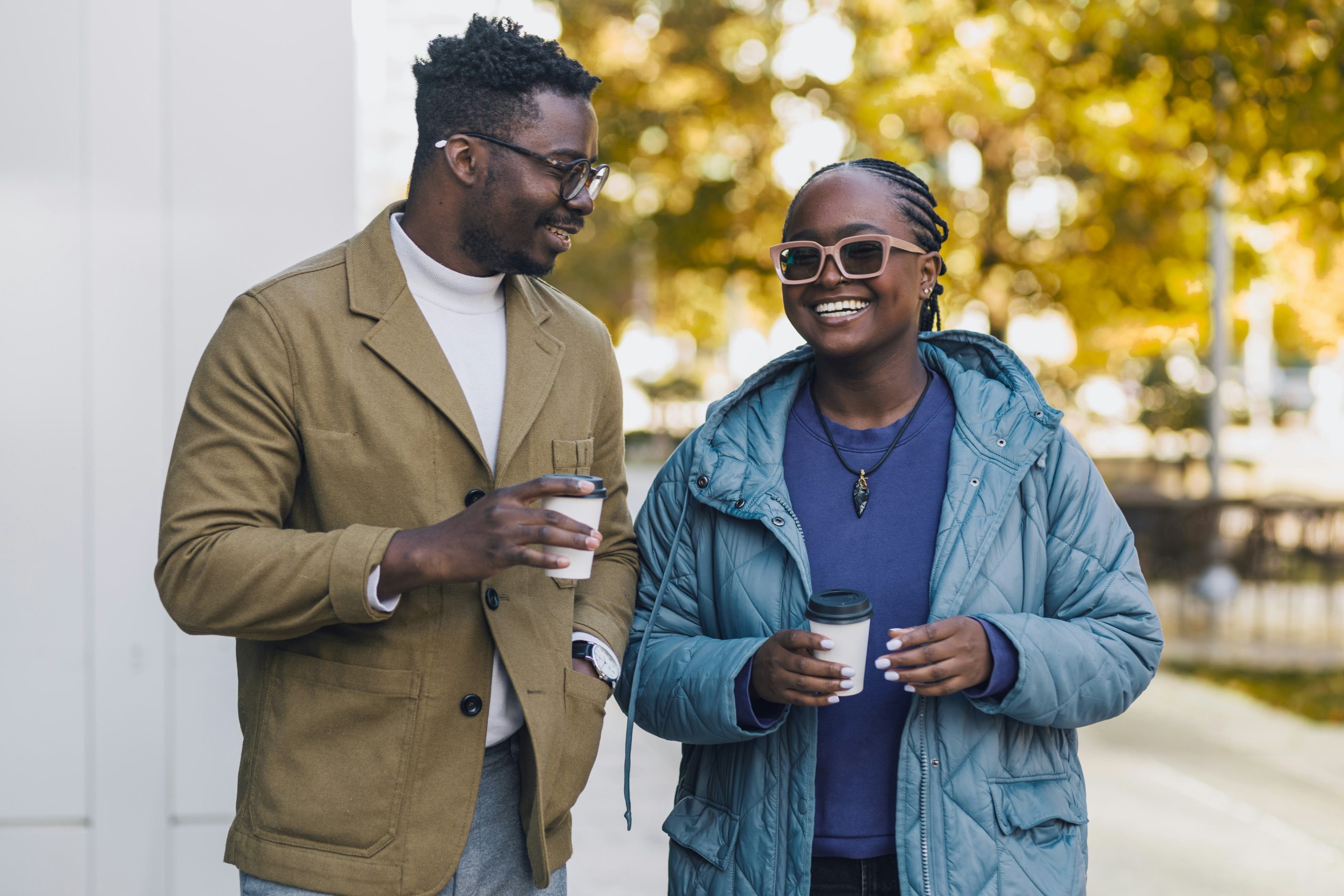 Femme parlant à un groupe d'amis qui l'écoutent, situation de discussion en groupe