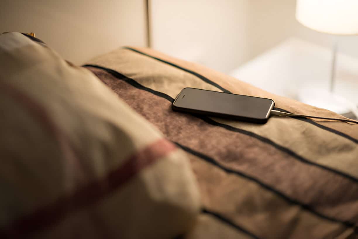 Danger sous toit : l'emplacement interdit pour recharger votre smartphone, selon les pompiers