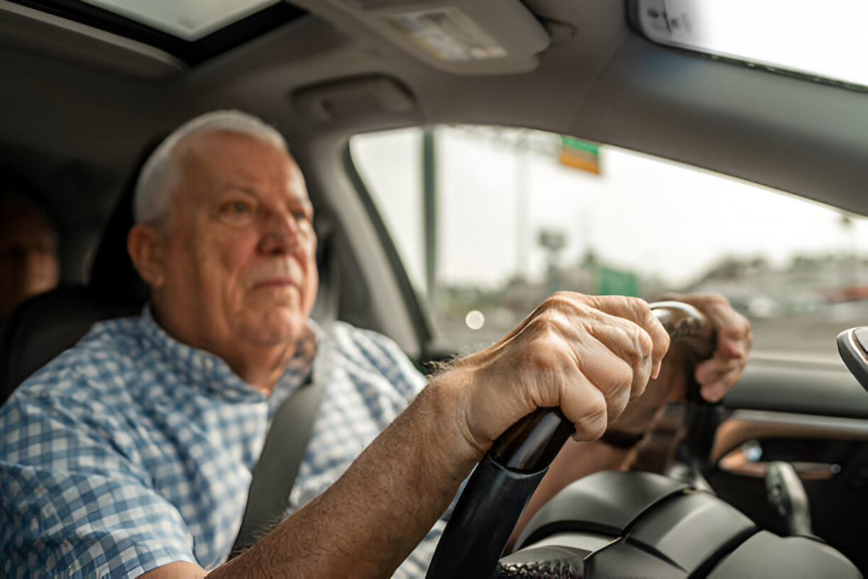 Conduite après 70 ans : les signaux qui doivent alerter avant de reprendre le volant