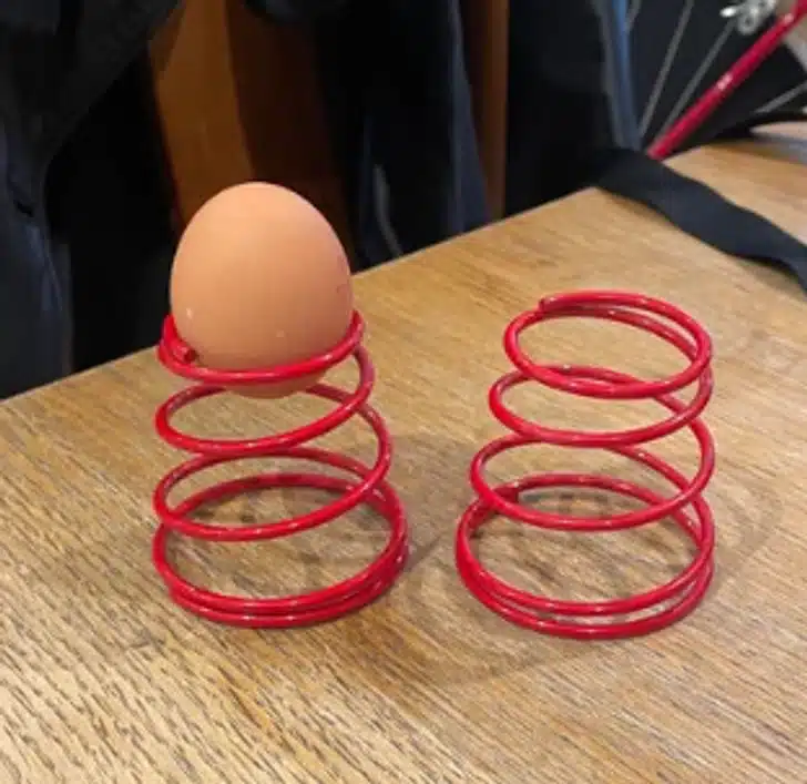 Six ressorts rouges rigides