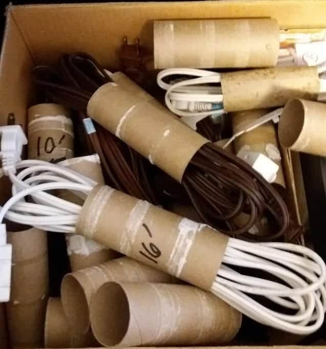 Câbles organisés dans des rouleaux de carton
