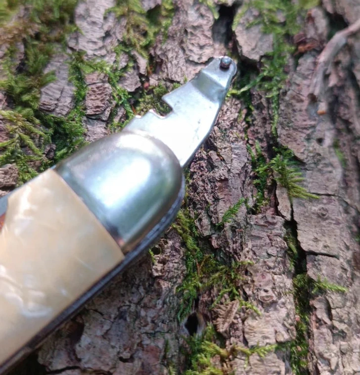 Couteau de poche avec une petite roue