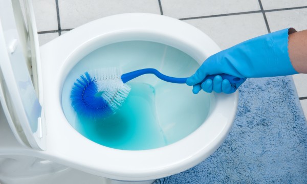 Salle d'eau présentant des difficultés d'humidité et des joints assombris