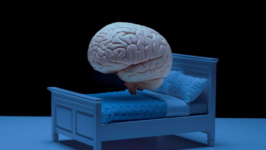 Illustration d'un cerveau en activité la nuit