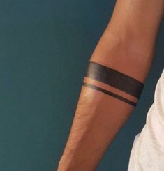 Le tatouage minimaliste par bandes noires : un symbole discret aux mille histoires