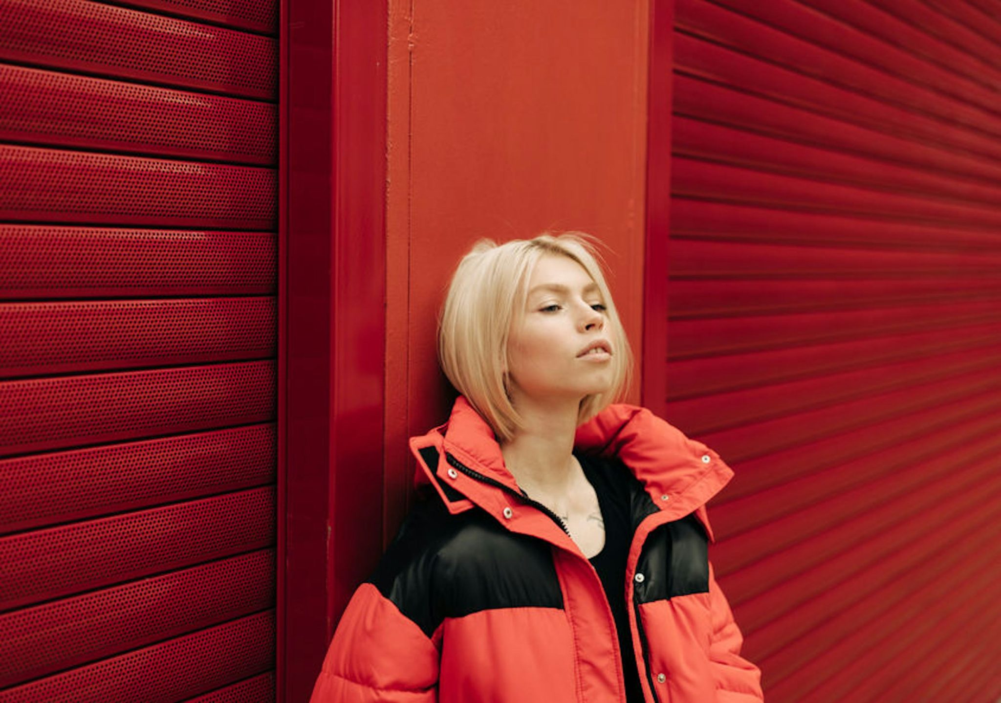 Femme souriante, libérée, les bras ouverts