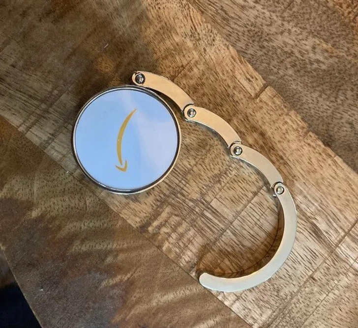 Petit crochet métallique fin, conçu pour se fixer sur une bordure