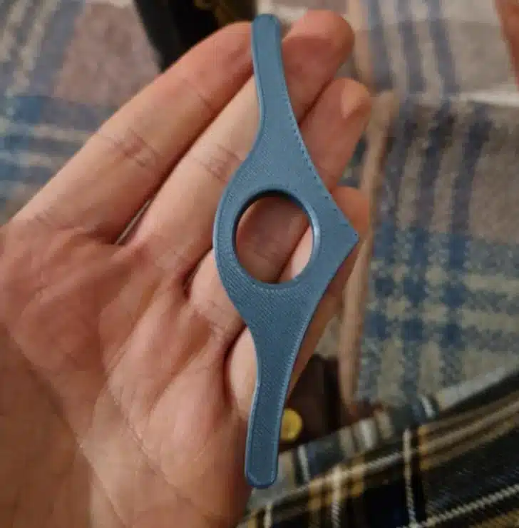 Objet en plastique pointu et incurvé