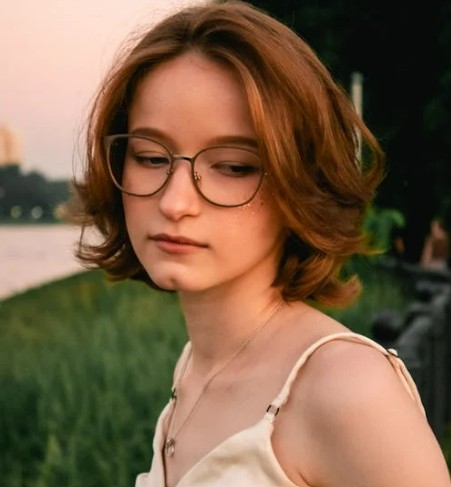 Détail d'un menton présentant un creux ou une fossette caractéristique