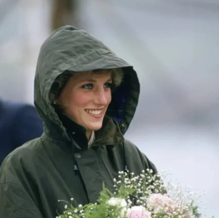 Diana en veste Barbour en Écosse, souriante sous la pluie