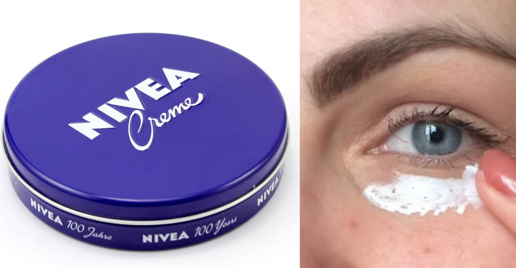 Pot de crème Nivea bleu entouré d'objets de beauté