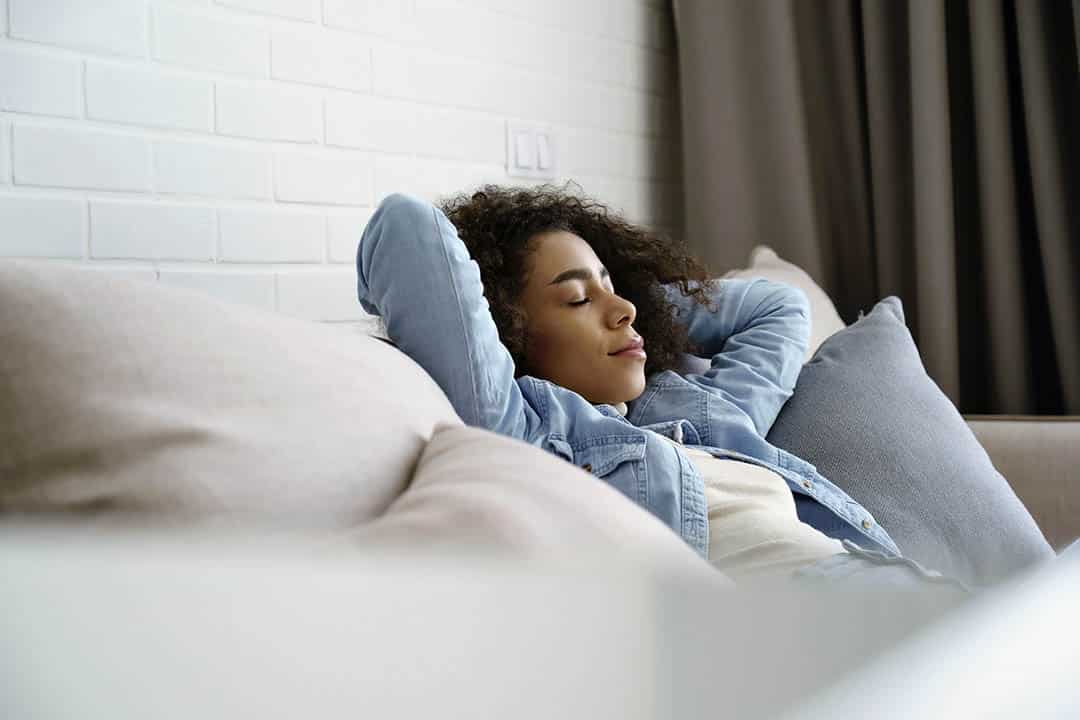 Ces 4 silences dans le couple qui sonnent l’alerte (et celui qui reste précieux)